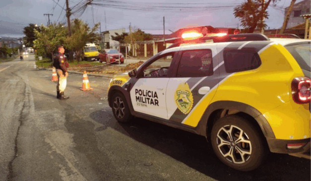 Um feto foi encontrado em uma rua da Cidade Industrial Curitiba. Na imagem, vemos uma viatura da Polícia Militar no local.