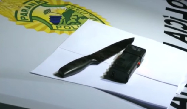 faca e aparelho de choque apreendidos com a filha que atacou a mãe