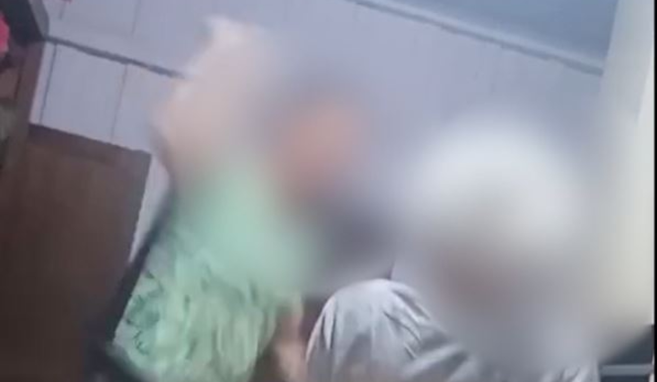 Vídeo mostra filha agredindo a mãe 