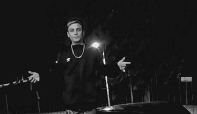 Jovem morto a tiros em foto com braço aberto; pai tentou salvá-lo