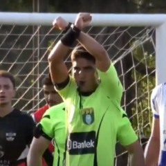 Árbitro faz o sinal de caso de racismo no jogo entre Batel e Nacional. (Foto: Reprodução/ Transmissão FPF)