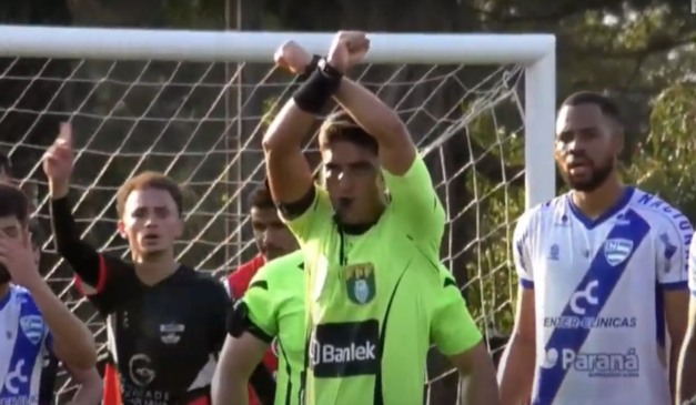Árbitro faz o sinal de caso de racismo no jogo entre Batel e Nacional. (Foto: Reprodução/ Transmissão FPF)