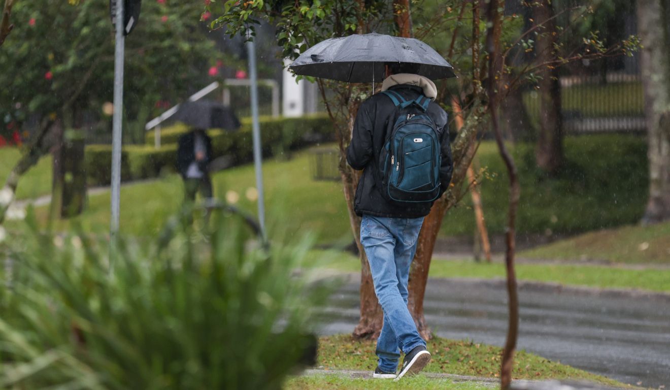 pessoa andando na chuva para ilustrar a chegada da frente fria no paraná
