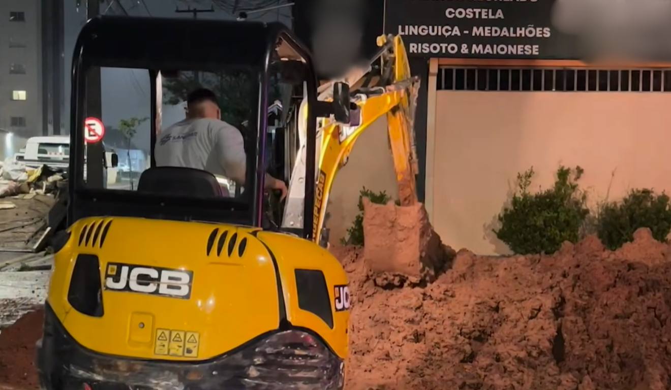 Máquina realiza obras em rede de esgoto no bairro Vila Fanny, em Curitiba