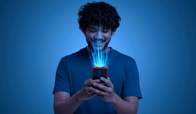 homem segurando celular, com imagem de ilustração demonstrando tecnologia