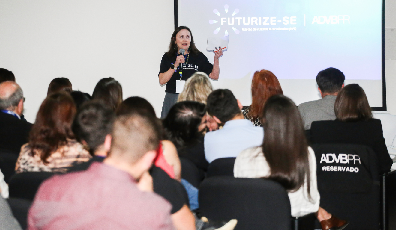 representante do Futurize-se durante apresentação para plateia da primeira edição