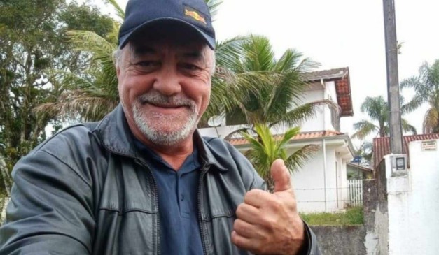 Sogro sorrindo e fazendo joia com a mão, que foi morto pelo genro