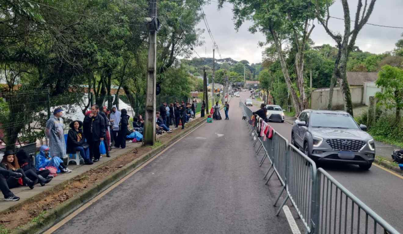 Fãs de Guns N'Roses na fila na Pedreira