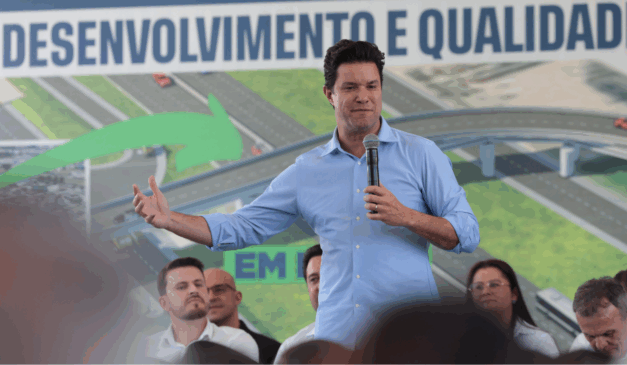 guto silva durante discurso público, no palco, com microfone