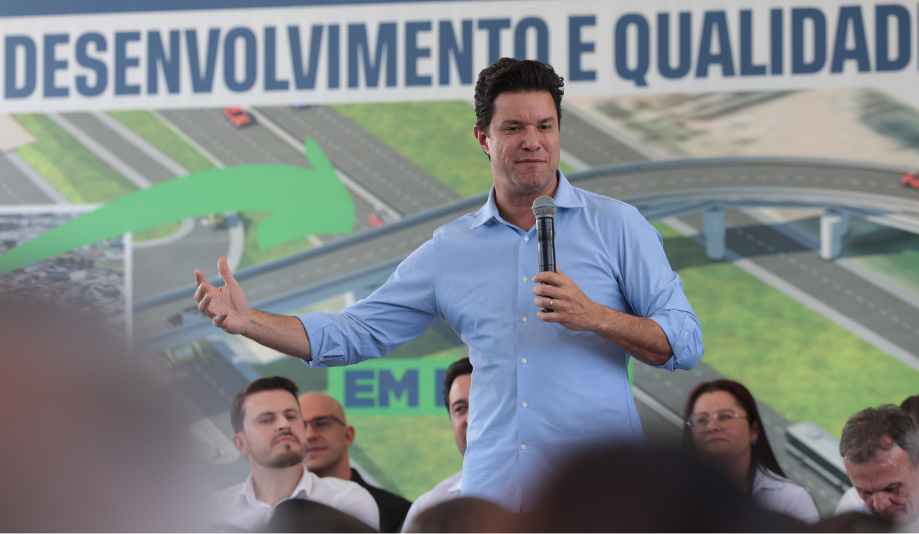 guto silva durante discurso público, no palco, com microfone