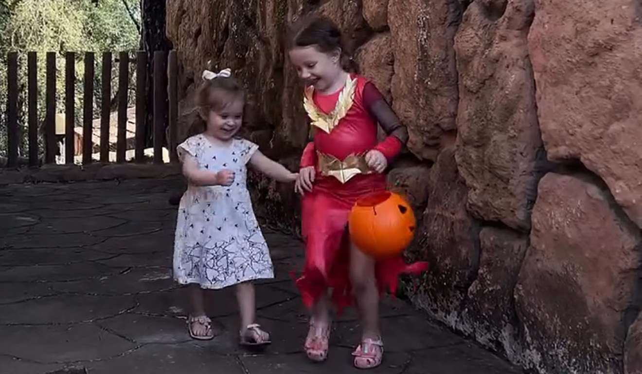 Crianças com fantasia de Halloween.