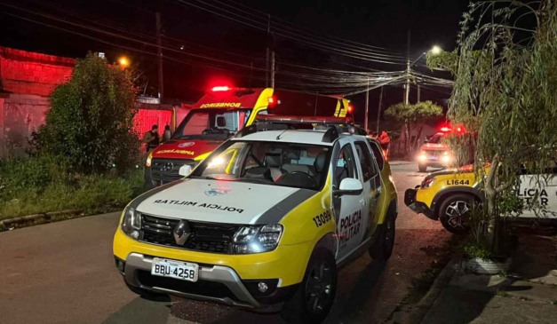 Polícia Militar e Corpo de Bombeiros em local onde homem foi agredido e morto