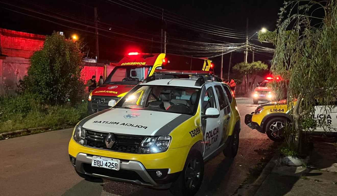 Polícia Militar e Corpo de Bombeiros em local onde homem foi agredido e morto