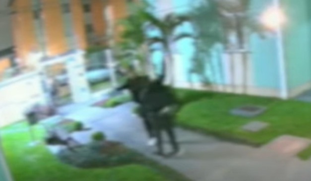 Momento em que o homem é agredido com chutes pelo suspeito que se dizia policial em Curitiba