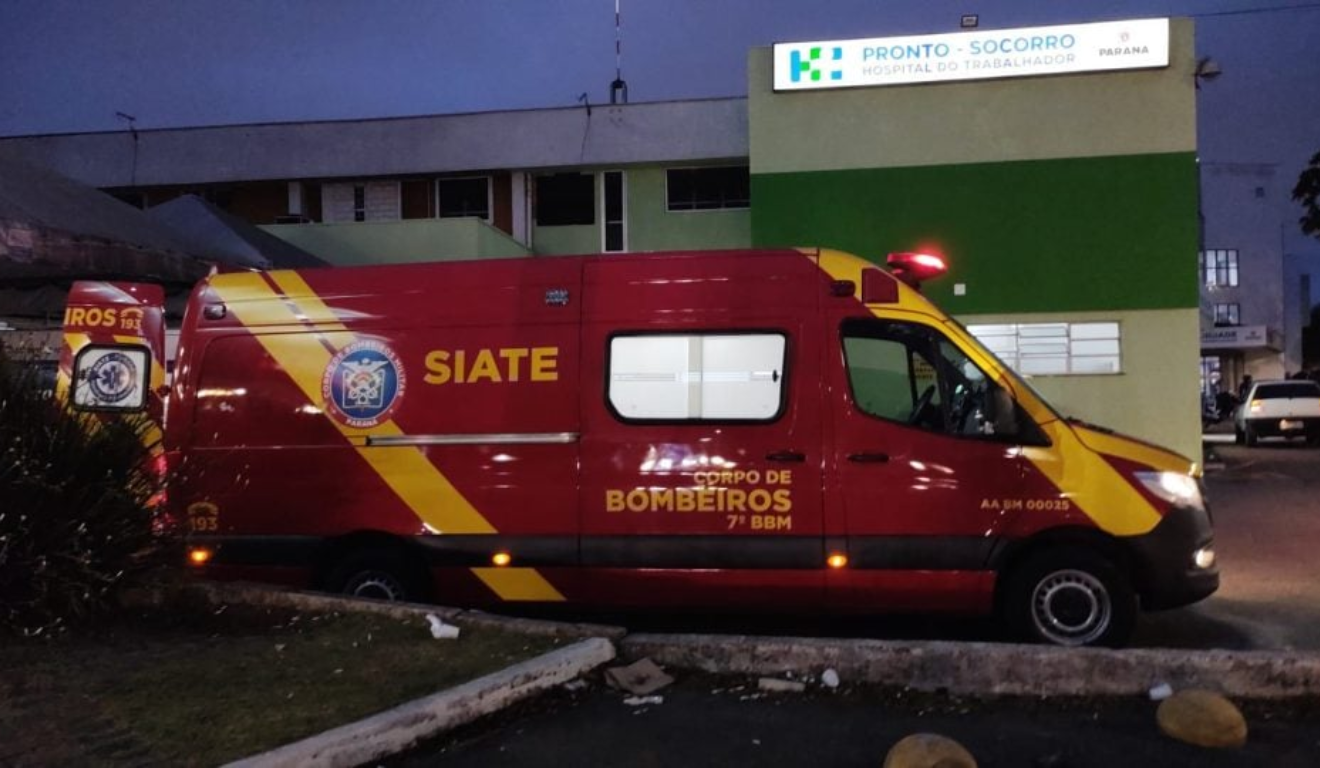 Um homem foi atacado a marteladas e beber 1 litro de gasolina em Campo Largo, na Região Metropolitana de Curitiba. Na imagem, vemos uma ambulância do SIATE em frente ao Pronto-Socorro do Hospital do Trabalhador, onde a vítima foi levada.