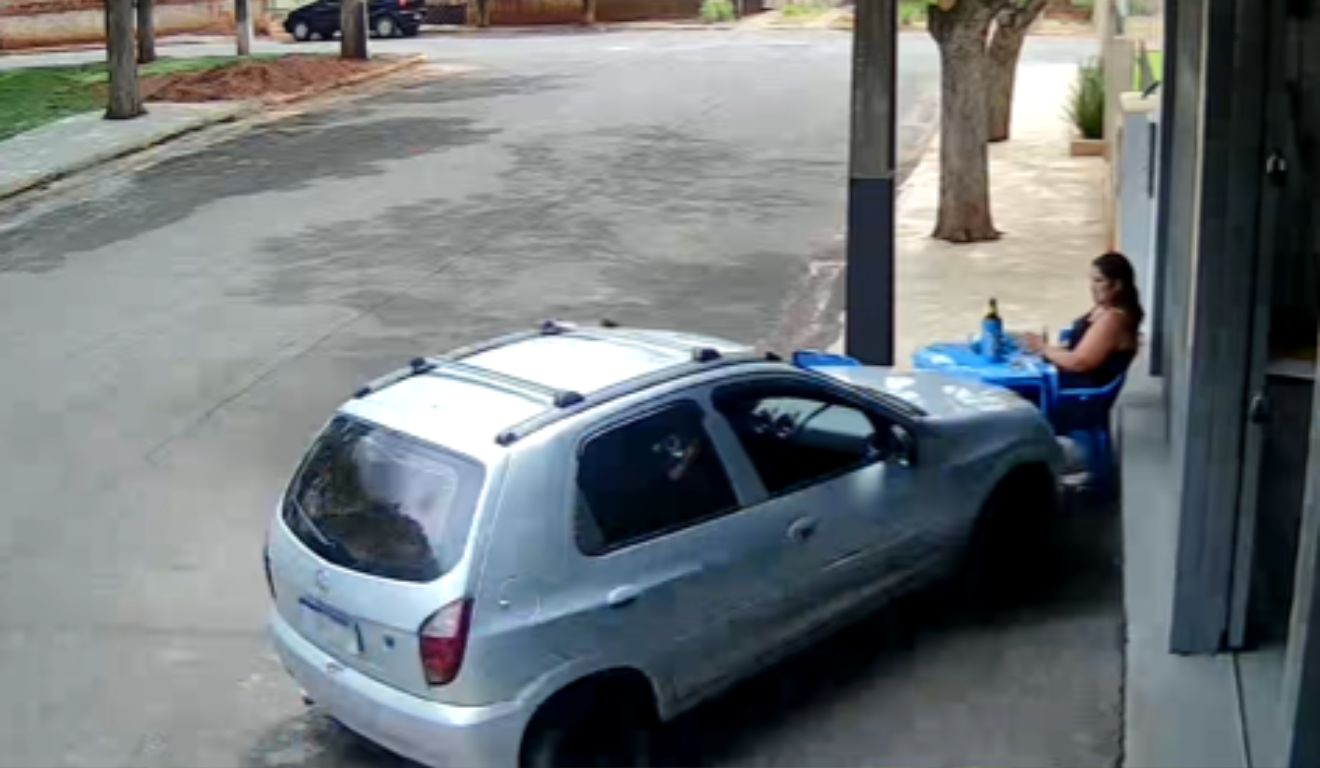 momento em que o homem atropela a esposa