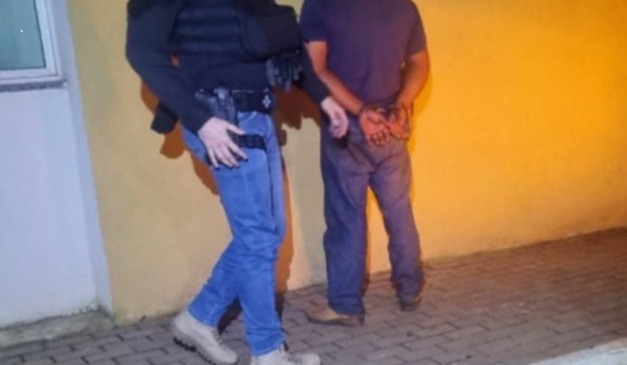 homem suspeito de engravidar a filha sendo preso