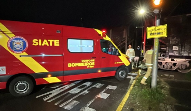 Bombeiros socorrendo homem atropelado por trem