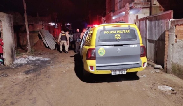 Polícia Militar no endereço onde homem foi morto a pauladas e com golpes de enxada