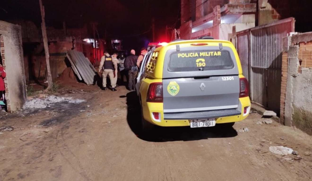 Polícia Militar no endereço onde homem foi morto a pauladas e com golpes de enxada
