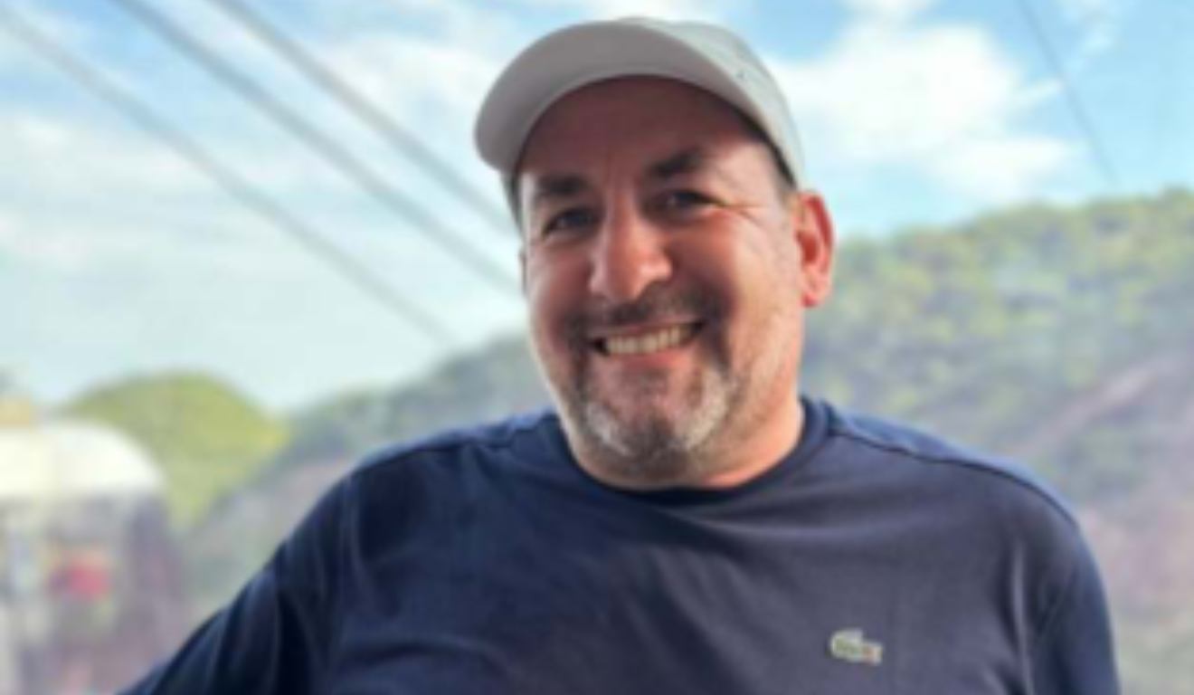 Homem morto por policial em bar sorrindo e de boné