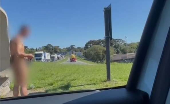 homem pelado no ponto de ônibus
