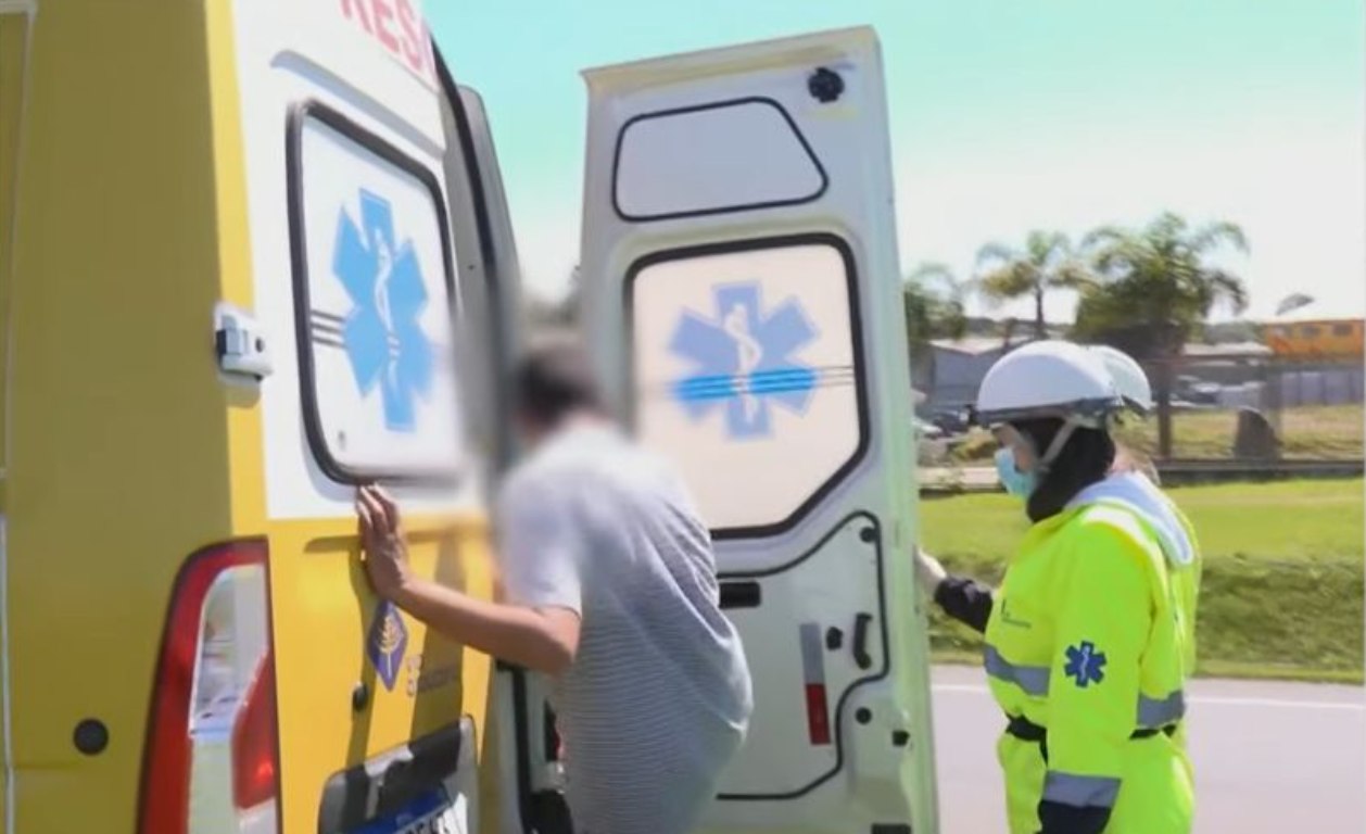 homem pelado no ponto de ônibus sendo socorrido