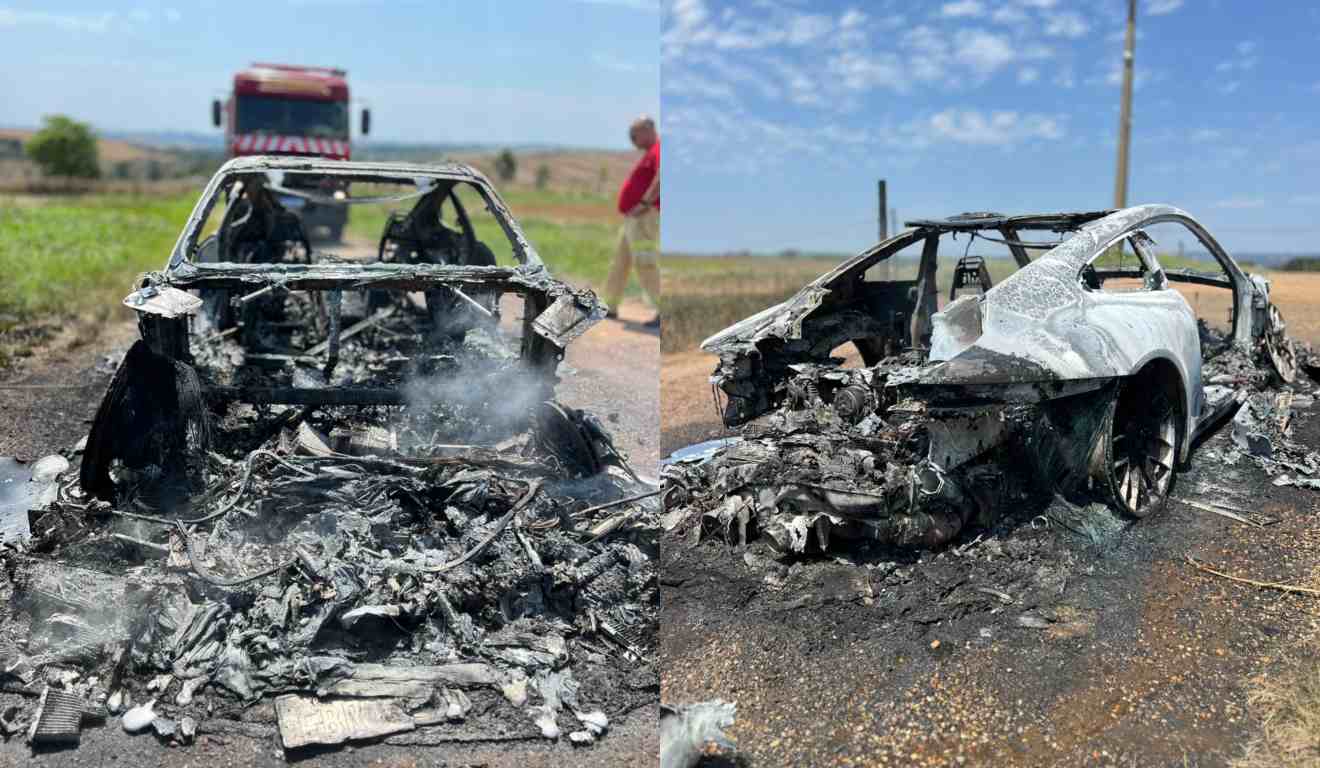 Carro queimado depois de ser incendiado