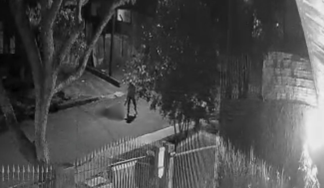 Momento em que homem chega e outro homem é morto a tiros em Cascavel