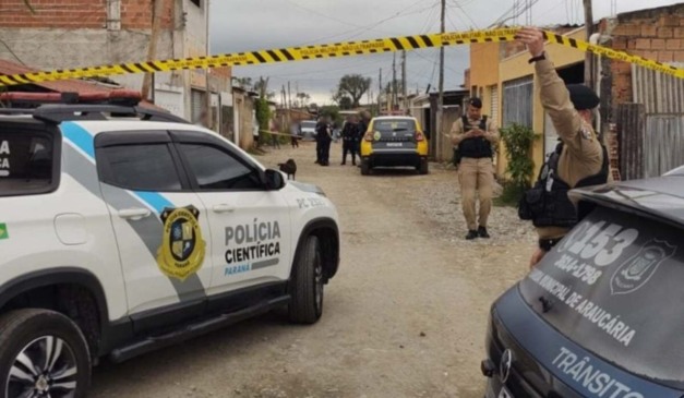 Local com policiais onde idosa foi encontrada morta em Araucária