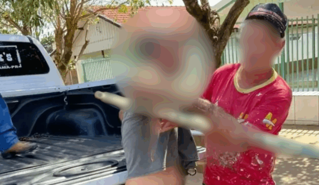 Imagem do idoso sendo socorrido por um homem.