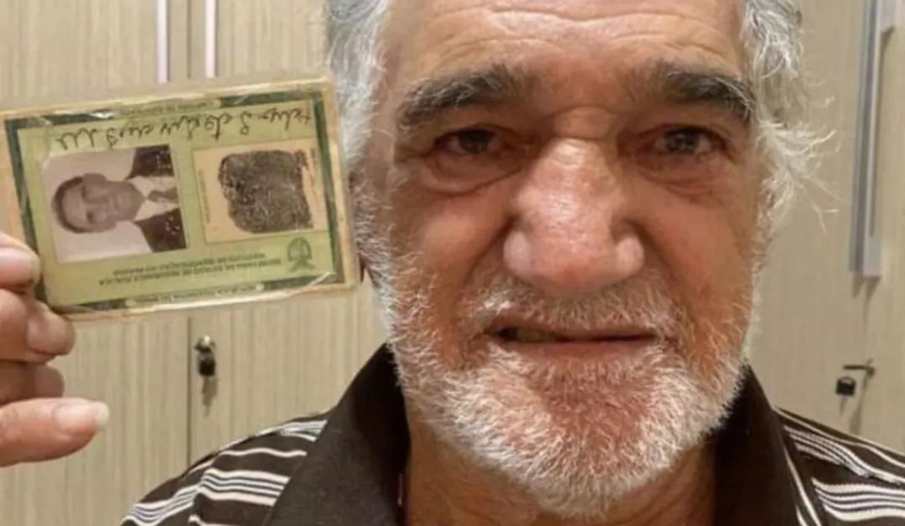 Henrique Teodoro de Souza Filho segurando a carteira de identidade