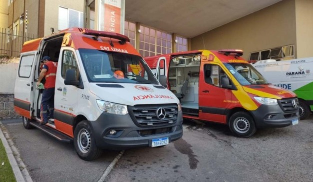 Bombeiros do Samu e Siate em hospital onde homem atingido com facadas em bar foi levado