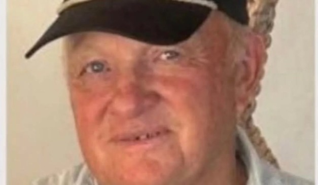 Idoso que morreu após carro cair de ponte sorrindo de boné em foto