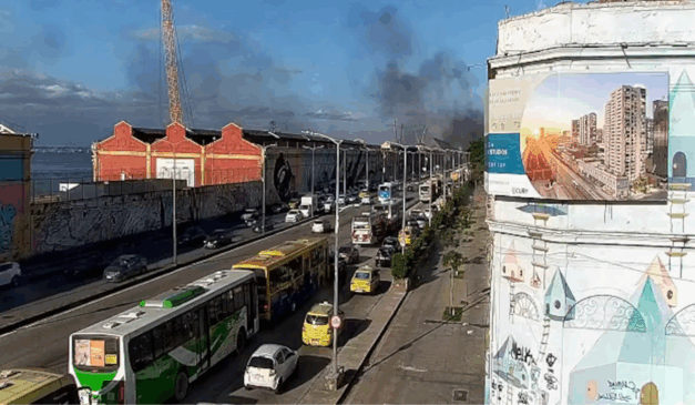 Um incêndio atingiu barracões de escolas de samba no Rio de Janeiro. Na imagem, vemos uma das ruas próximas ao local do incidente e é possível ver fumaça preta no ar.
