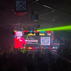 Local onde ocorre prêmio Influenciador do Ano Jovem Pan 2025 com luzes e convidados