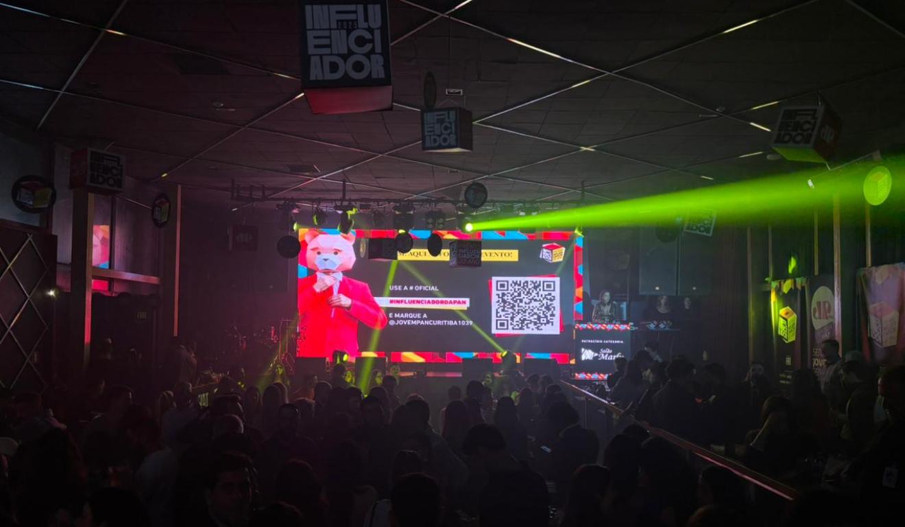 Local onde ocorre prêmio Influenciador do Ano Jovem Pan 2025 com luzes e convidados
