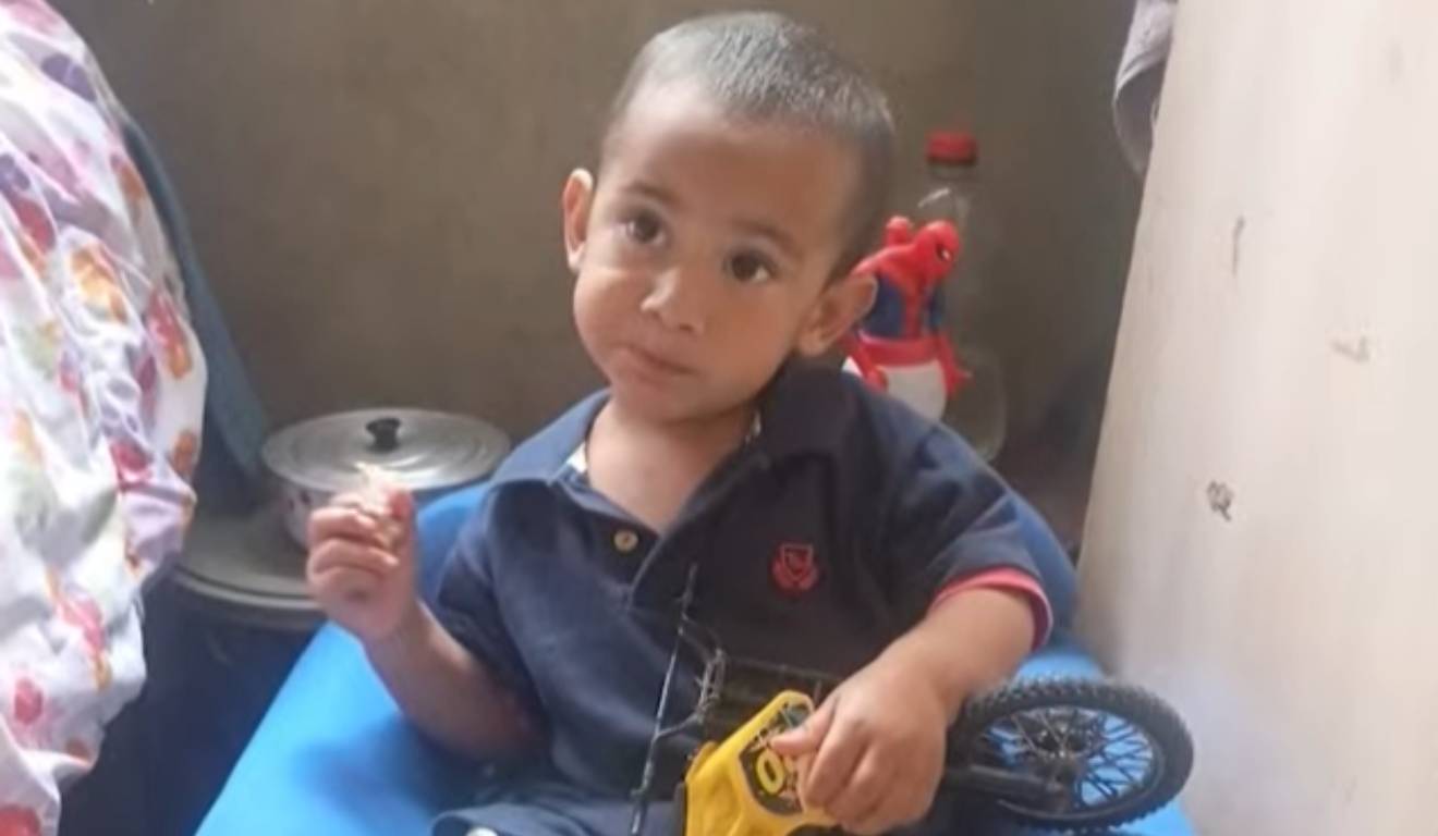 Menino que estava desaparecido em Tibagi segurando brinquedos