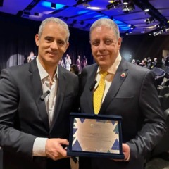 Novo secretário da Fazenda de Maringá Alessandro Barbosa ao lado do ex-secretário Carlos Augusto Ferreira