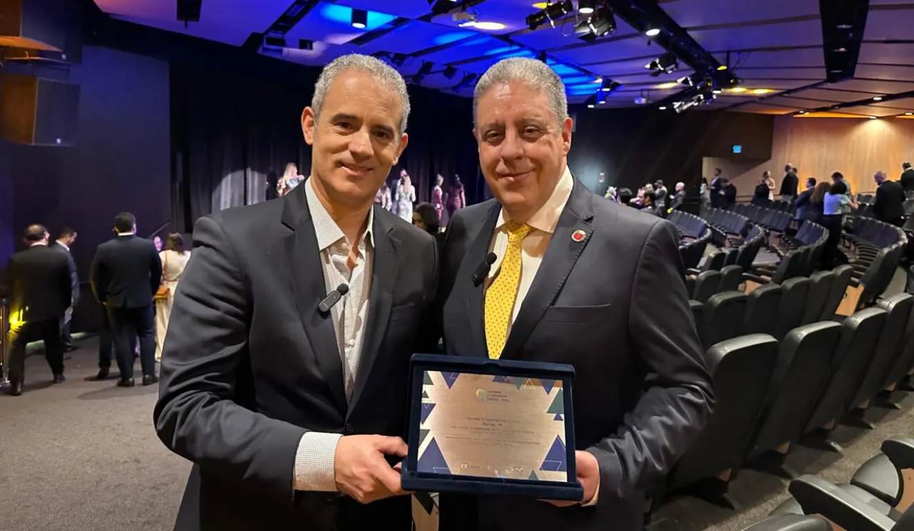 Novo secretário da Fazenda de Maringá Alessandro Barbosa ao lado do ex-secretário Carlos Augusto Ferreira