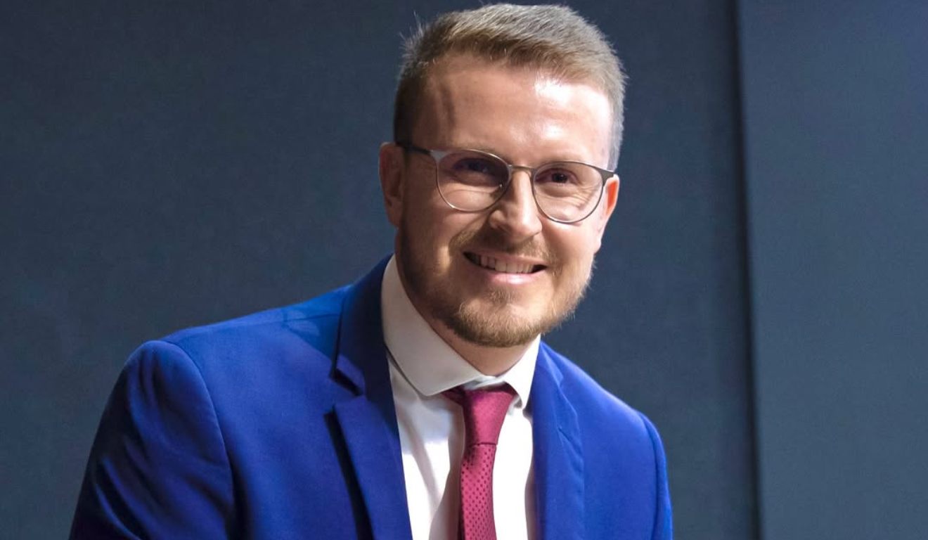 Prefeito Marcos Marcondes, investigado em Fazenda Rio Grande, sorrindo em foto