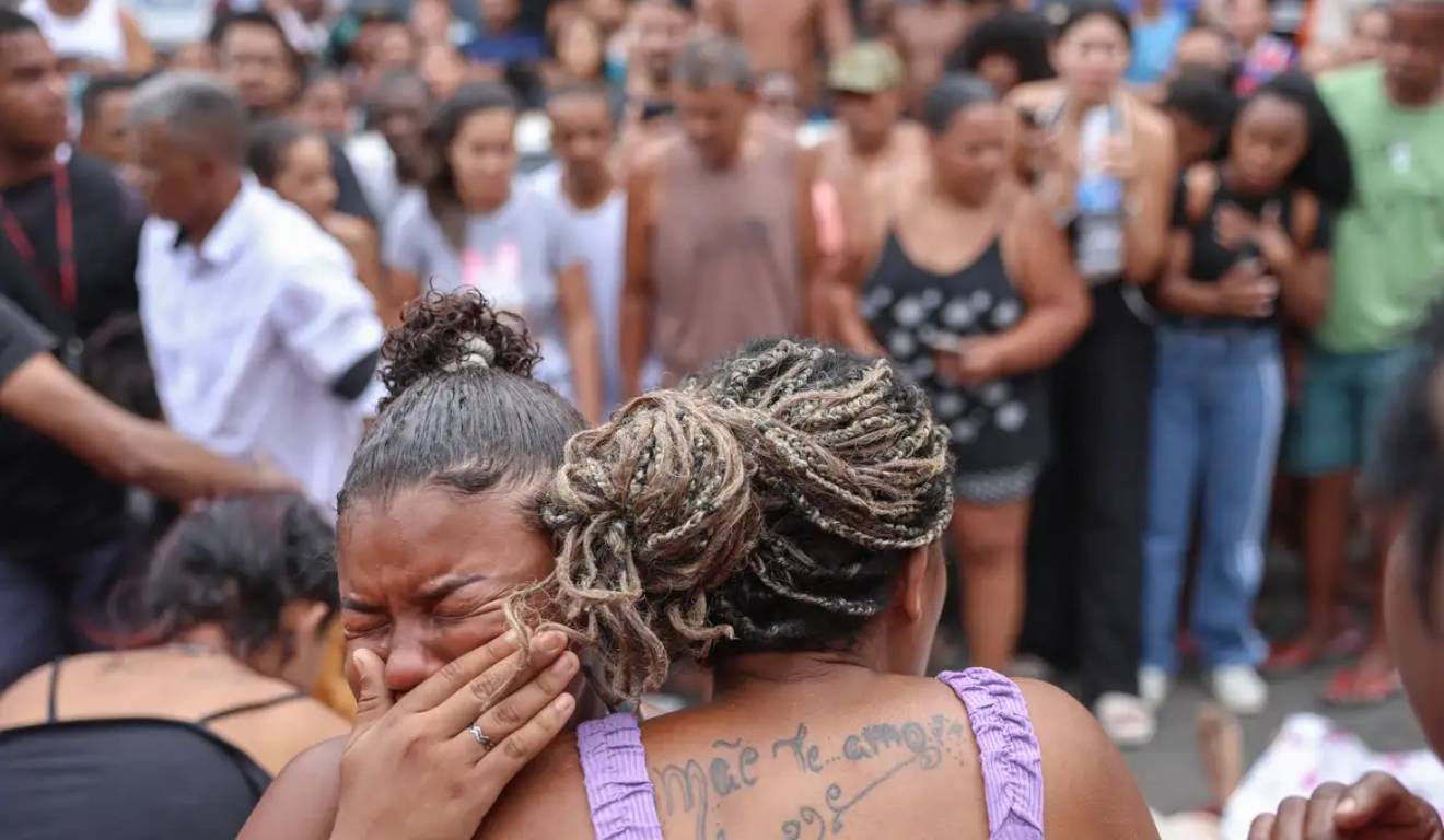 Moradores de comunidade no Rio de Janeiro choram após operação
