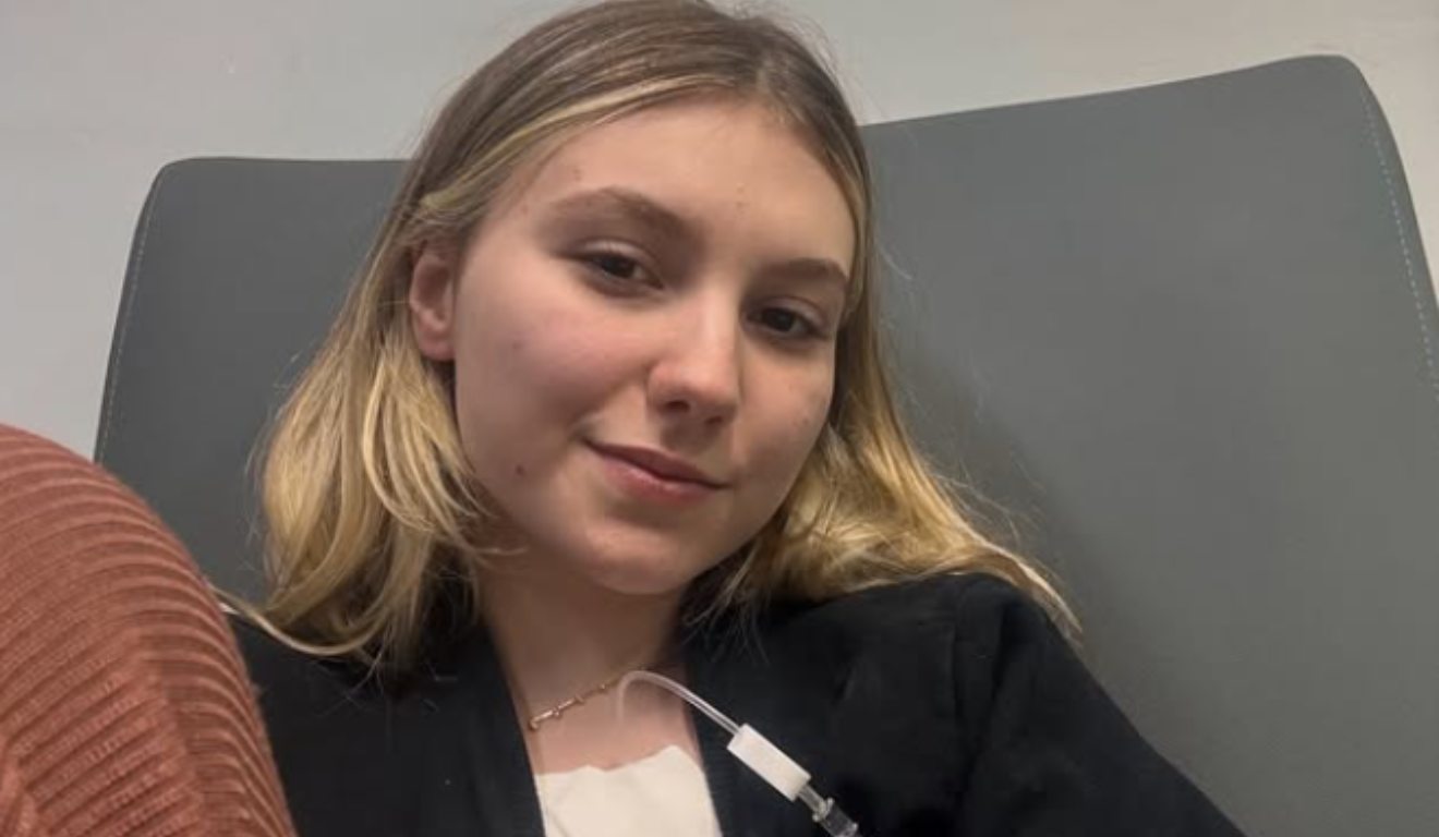 Isabel Veloso sentada em cadeira de hospital