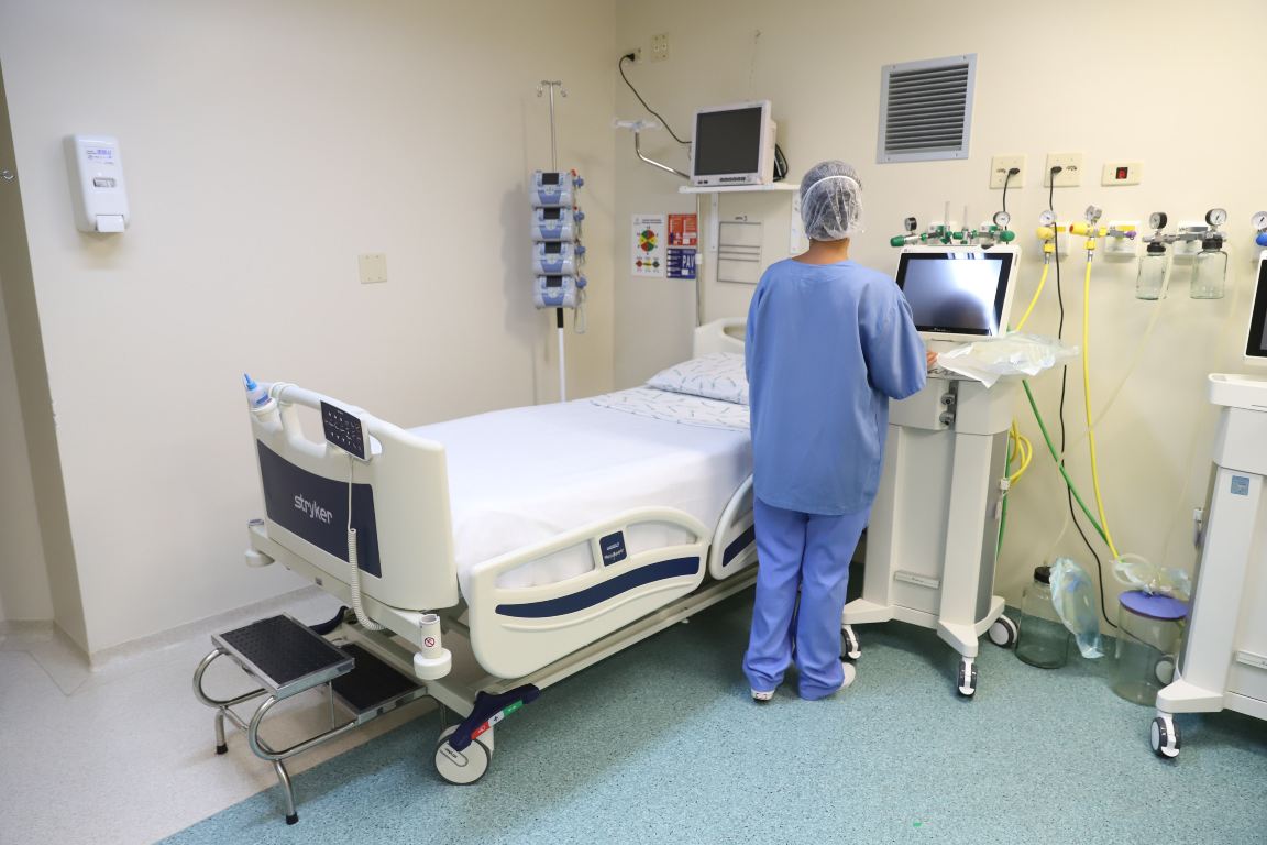 enfermeira em quarto de hospital sem paciente