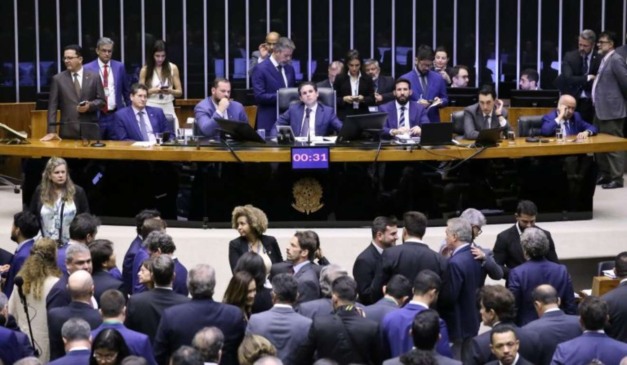 Câmara dos Deputados durante votação sobre o imposto de renda