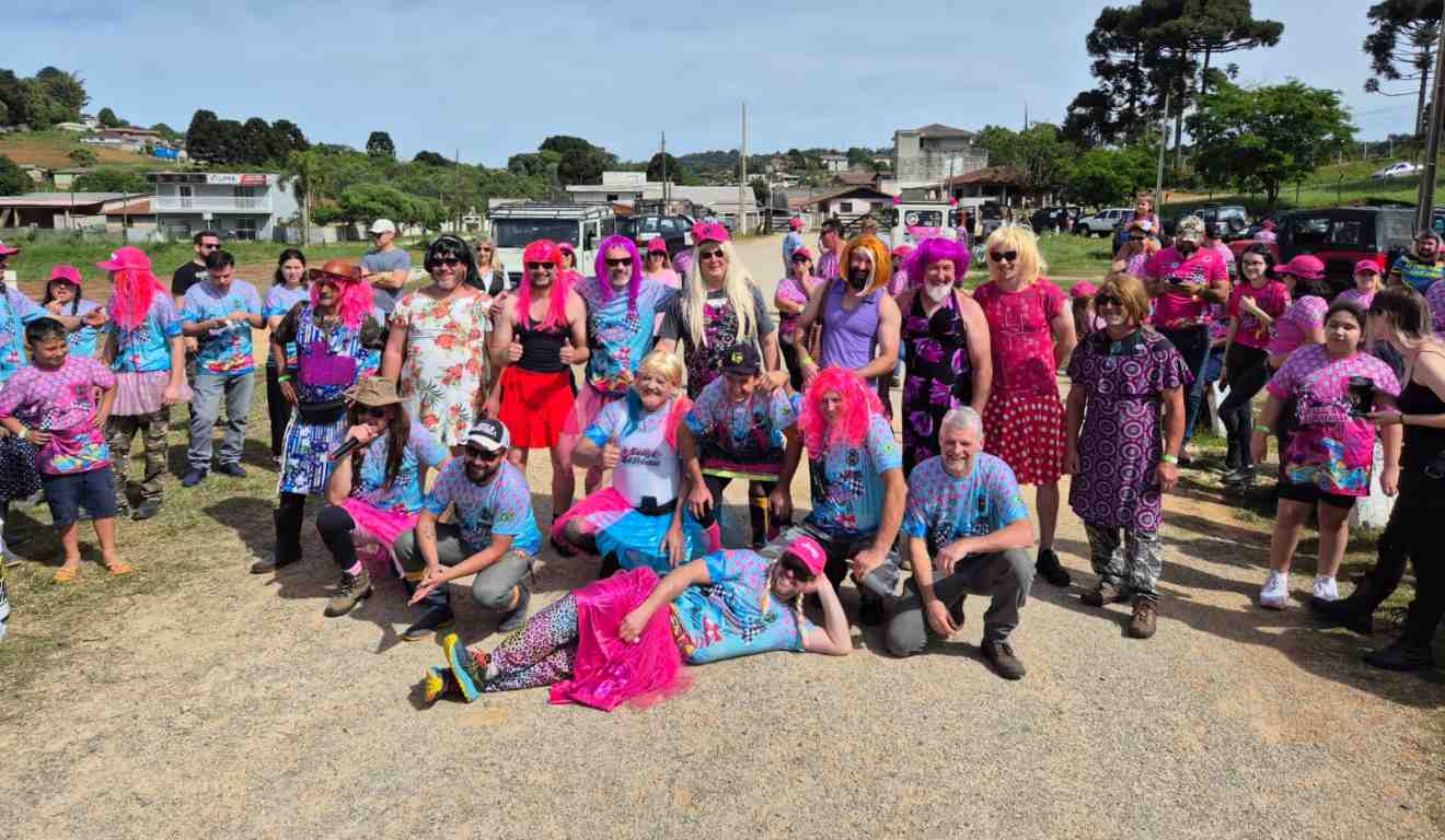 Grupo de jipeiros em ação especial do outubro rosa