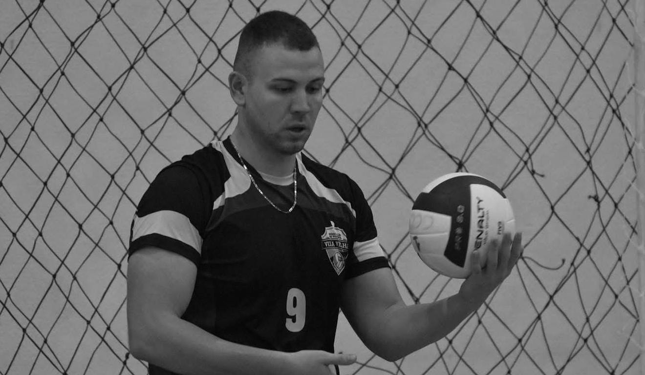 Júlio Cezar dos Passos com uma bola de vôlei nas mãos