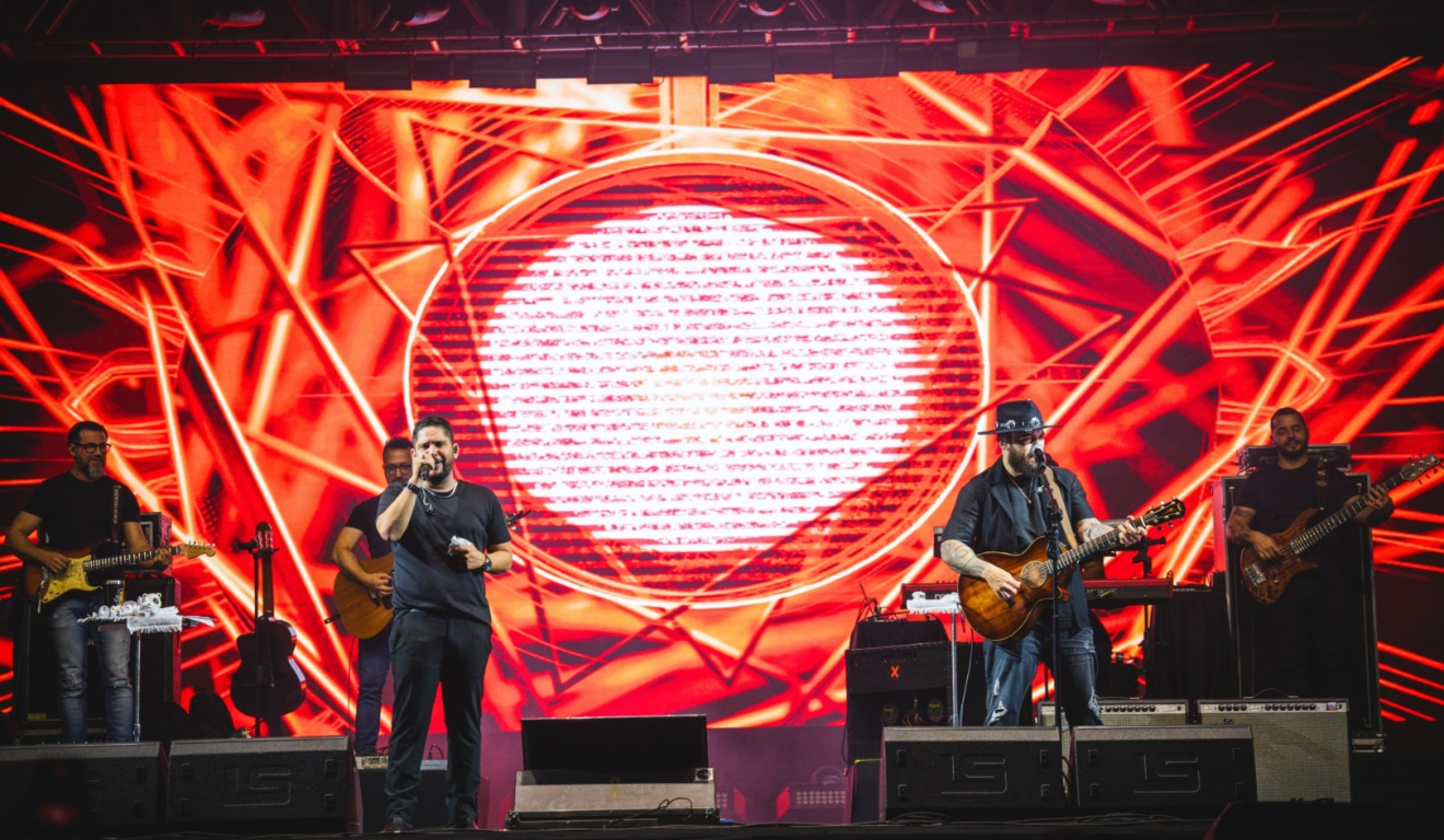 Imagem de Jorge e Mateus se apresentando.