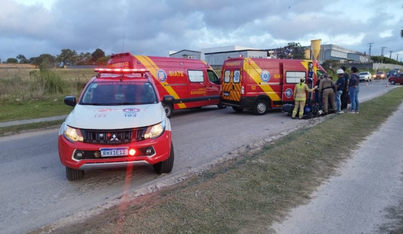 Uma jovem, de 23 anos, foi atropelada por uma moto enquanto atravessava a rua, em Colombo. Na imagem, vemos uma viatura e duas ambulâncias dos bombeiros.