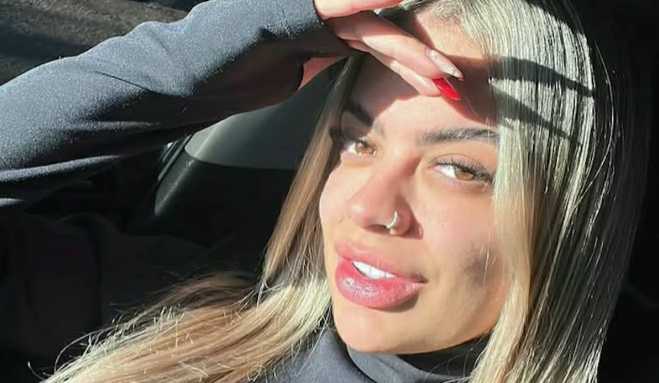 Jovem de Curitiba que está desaparecida com mão na testa